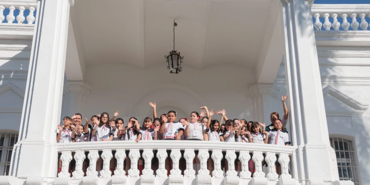 ALUMNOS DE LA PRIMARIA JOSEFA ORTIZ DE DOMÍNGUEZ VIVEN UNA EXPERIENCIA EDUCATIVA EN EL PALACIO MUNICIPAL