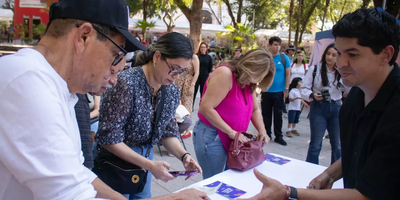 CLAUDIO DANIEL MEZA LÓPEZ PRESENTA SU LIBRO “LENGUA DE SEÑAS MEXICANA: NIVEL BÁSICO” EN EL FORO KIOSCO