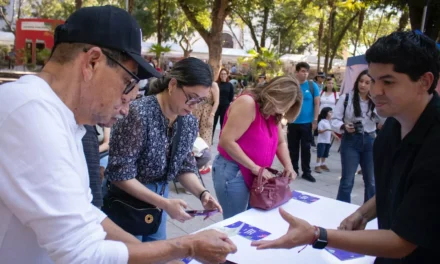CLAUDIO DANIEL MEZA LÓPEZ PRESENTA SU LIBRO “LENGUA DE SEÑAS MEXICANA: NIVEL BÁSICO” EN EL FORO KIOSCO