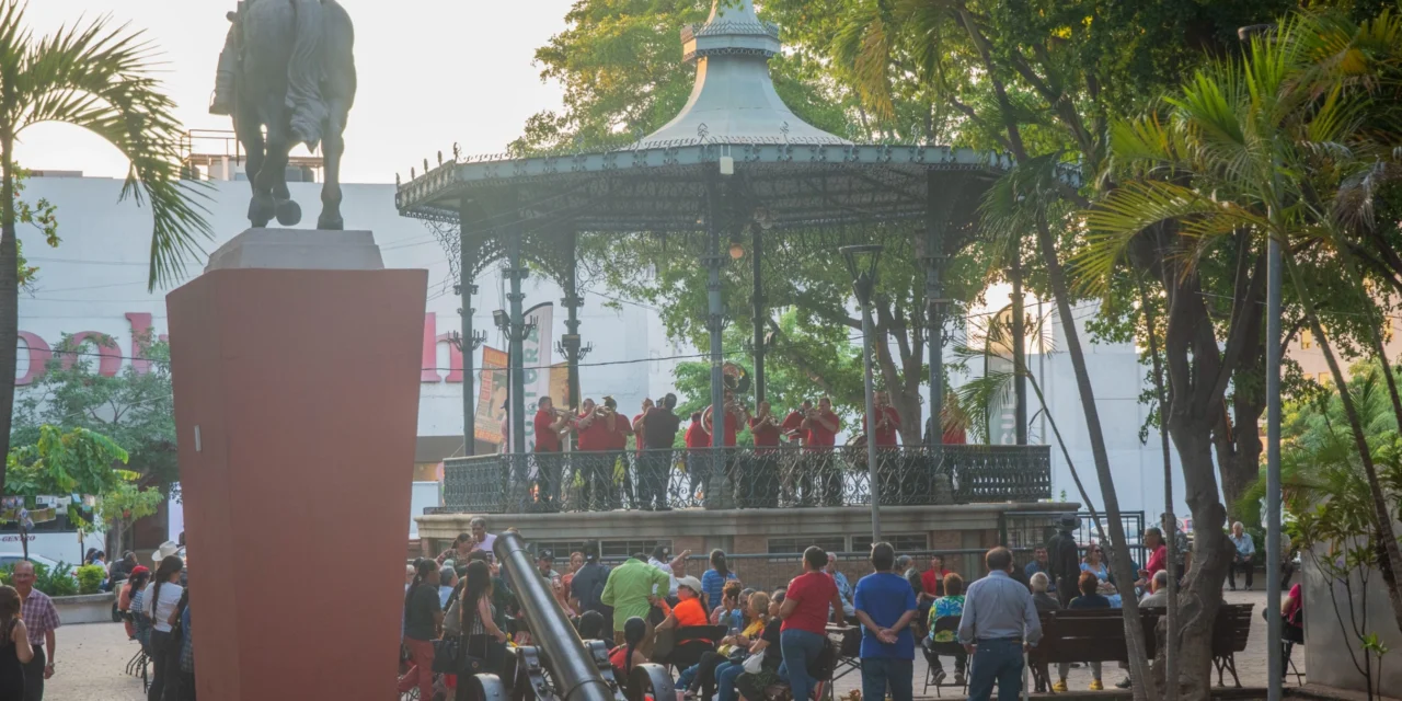 CULIACANENSES DISFRUTAN UNA TARDE DE RITMO EN EL “VIERNES DE BANDA”