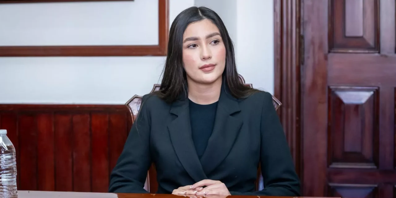 EN SESIÓN EXTRAORDINARIA TOMAN PROTESTA A LA REGIDORA LESLIE SOTO BERRELLEZA