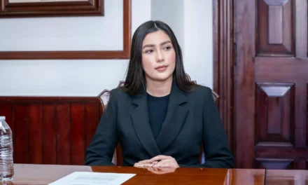 EN SESIÓN EXTRAORDINARIA TOMAN PROTESTA A LA REGIDORA LESLIE SOTO BERRELLEZA