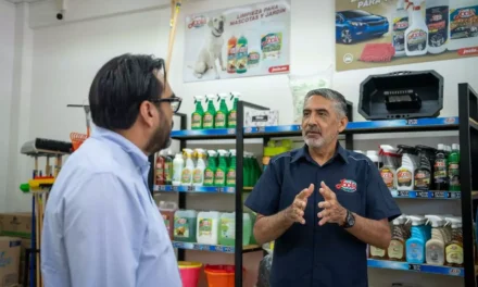 “ES UN ORGULLO QUE NOS REPRESENTEN EN CULIACÁN”: JUAN DE DIOS GÁMEZ ENTREGA 700 MIL PESOS DE IMPULSO NAFIN A EMPRESA JOCLA