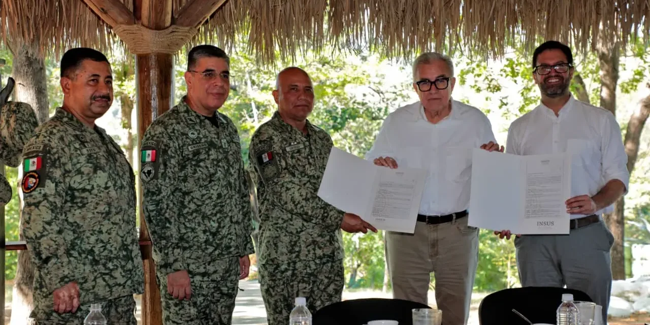 EL GOBERNADOR ROCHA ENTREGÓ AL GENERAL BRISEÑO EL TÍTULO DE PROPIEDAD DEL CUARTEL MILITAR EN BADIRAGUATO