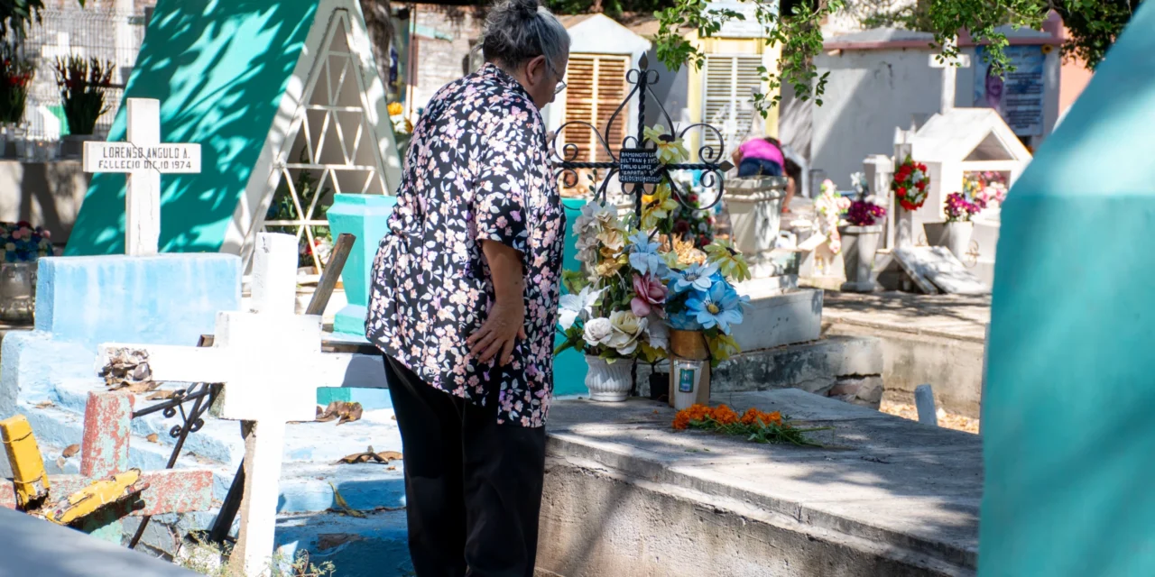 MILES DE FAMILIAS ACUDEN A LOS PANTEONES