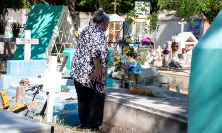 MILES DE FAMILIAS ACUDEN A LOS PANTEONES