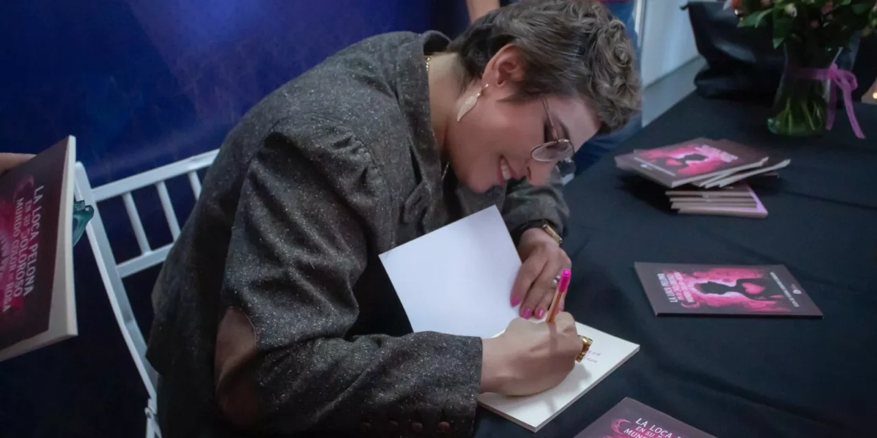 PRESENTAN EN LA FIL CULIACÁN 2025 LAS OBRAS “LA LOCA PELONA EN SU DOLOROSO (OLOROSO) MUNDO COLOR DE ROSA” Y “LOS VERDUGOS INVISIBLES”