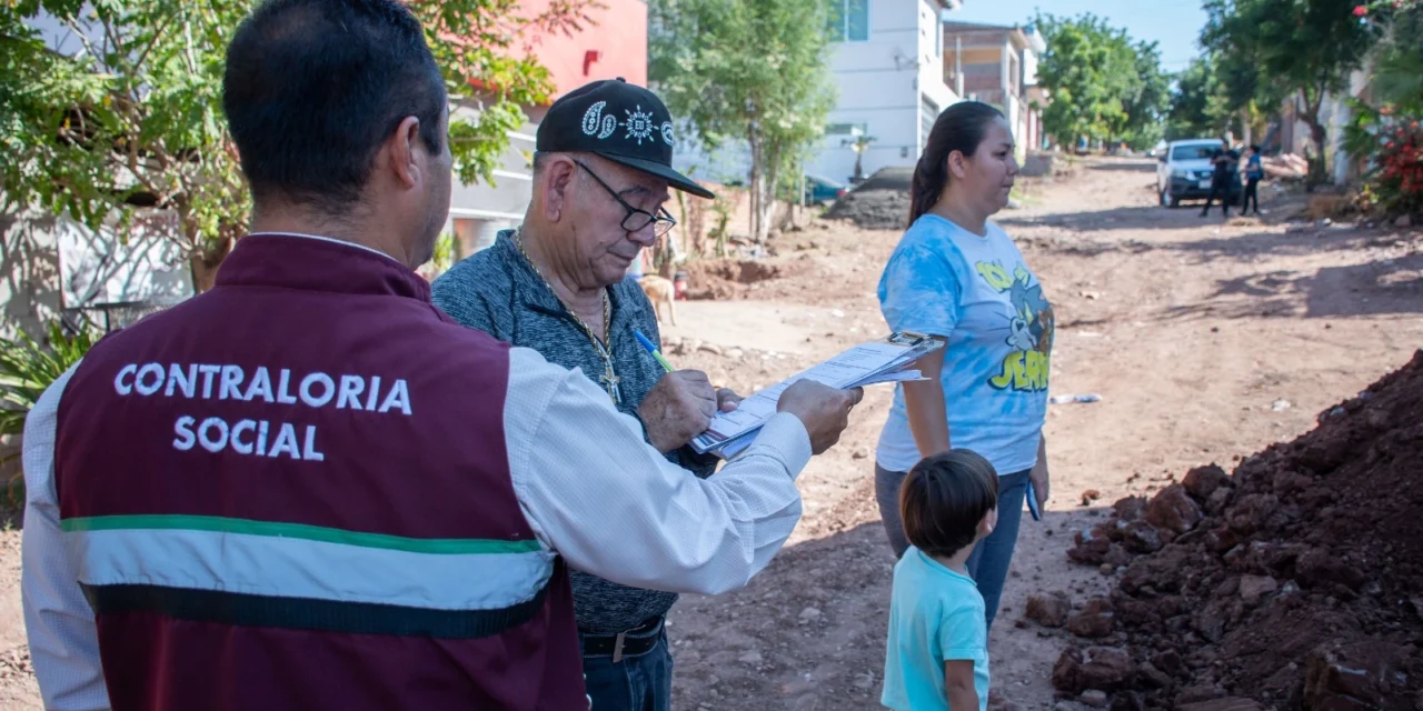 VECINOS Y CONTRALORÍA SOCIAL SUPERVISAN AVANCE DE PAVIMENTACIÓN EN LA CALLE TECOMATLÁN