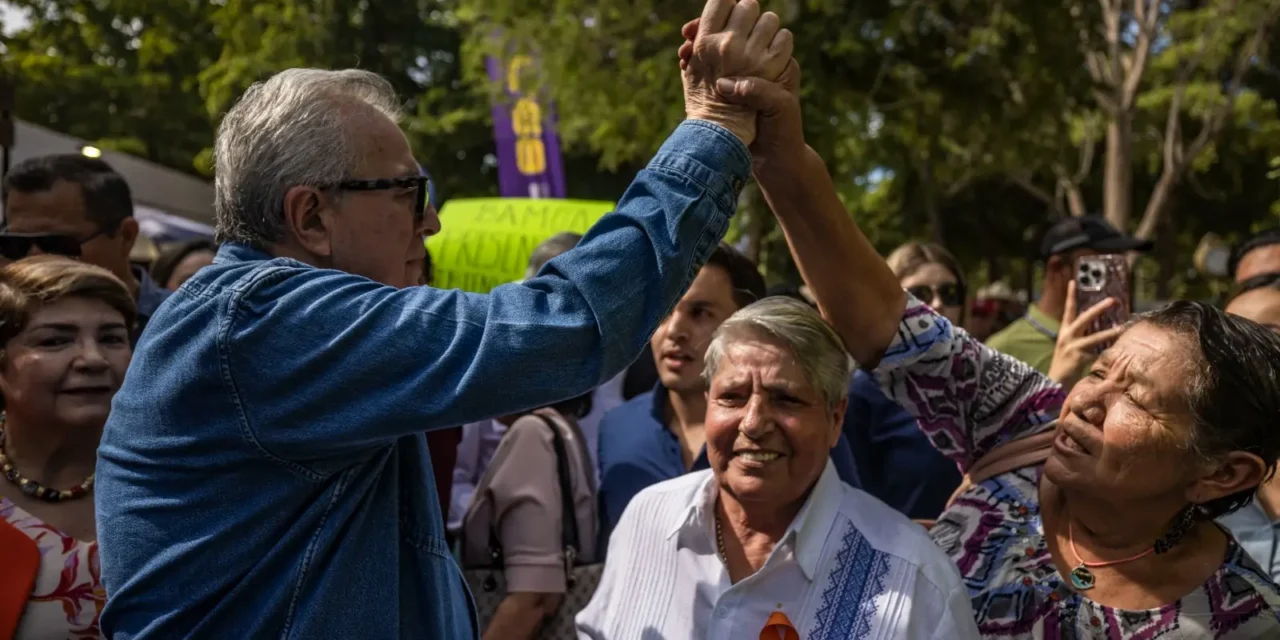 GOBERNADOR ROCHA MOYA ENTREGÓ TÍTULOS DE PROPIEDAD A MÁS DE 3 MIL FAMILIAS DE GUASAVE