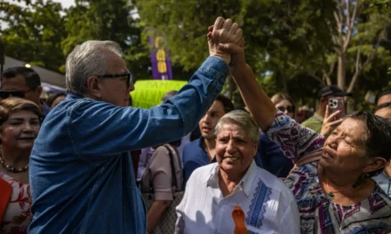 GOBERNADOR ROCHA MOYA ENTREGÓ TÍTULOS DE PROPIEDAD A MÁS DE 3 MIL FAMILIAS DE GUASAVE