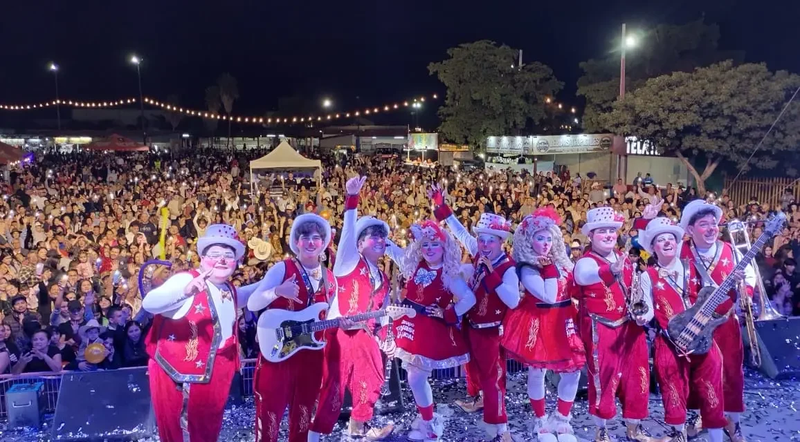GRUPO PAYASOS MUSICAL «ENAMORA» A LOS PEQUEÑOS EN EL TEATRO DEL PUEBLO