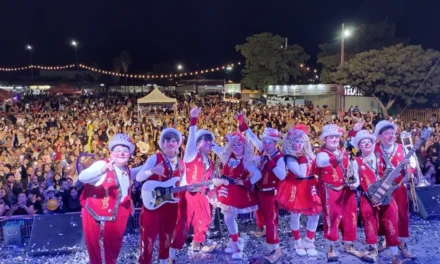 GRUPO PAYASOS MUSICAL «ENAMORA» A LOS PEQUEÑOS EN EL TEATRO DEL PUEBLO