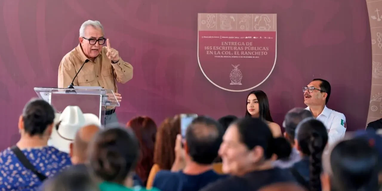 GOBERNADOR ROCHA MOYA DA CERTEZA JURÍDICA A FAMILIAS DE EL RANCHITO, AL ENTREGARLES ESCRITURAS DE SUS VIVIENDAS