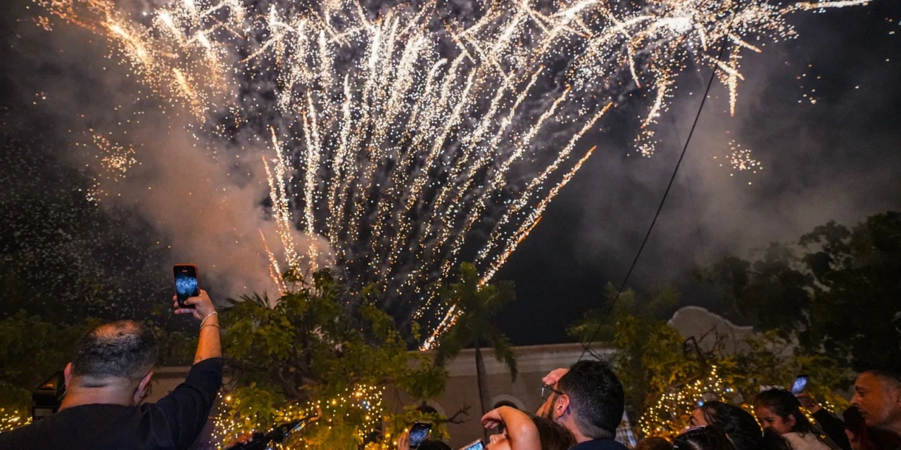 SE ENCIENDE LA PLAZUELA MACHADO CON LA LUZ DE LA NAVIDAD