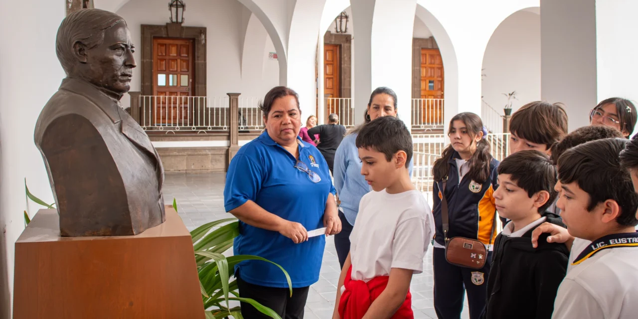 ALUMNOS DE LA PRIMARIA EUSTAQUIO BUELNA PARTICIPAN EN EL PROGRAMA “CONOCE TU AYUNTAMIENTO”