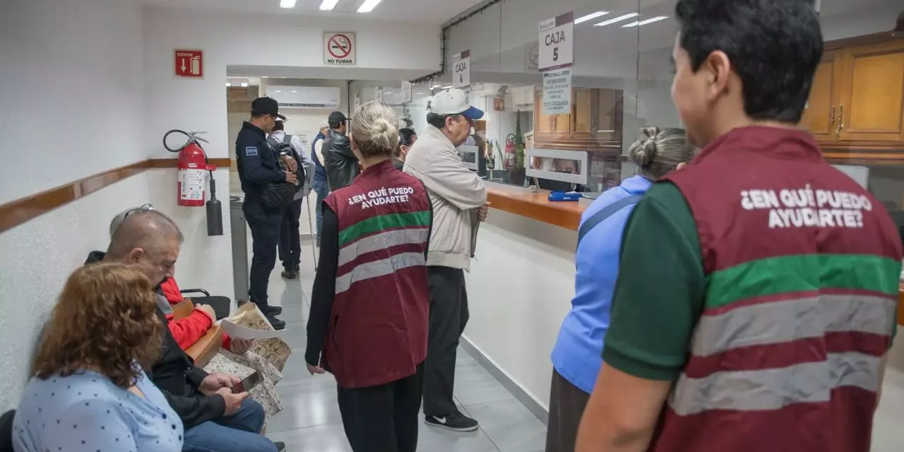 ¡YA APLICAN! DESDE TEMPRANA HORA, ADULTOS MAYORES ACUDEN A PAGAR SU PREDIAL Y APROVECHAR DESCUENTOS