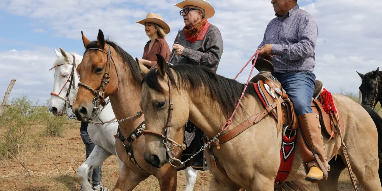 PARTICIPA EL GOBERNADOR ROCHA MOYA EN LA TRADICIONAL CABALGATA DE LOS ESCOBAR EN MAZATLÁN
