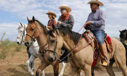 PARTICIPA EL GOBERNADOR ROCHA MOYA EN LA TRADICIONAL CABALGATA DE LOS ESCOBAR EN MAZATLÁN