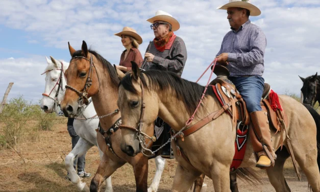 PARTICIPA EL GOBERNADOR ROCHA MOYA EN LA TRADICIONAL CABALGATA DE LOS ESCOBAR EN MAZATLÁN