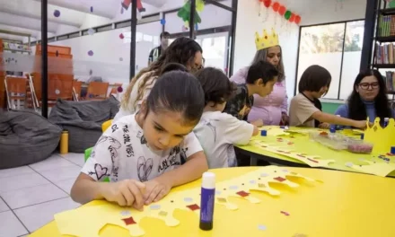 CUENTOS, CORONAS Y ROSCA: NIÑAS Y NIÑOS DISFRUTAN “LA HORA DEL CUENTO” EN LA BIBLIOTECA ROSA MARÍA PERAZA