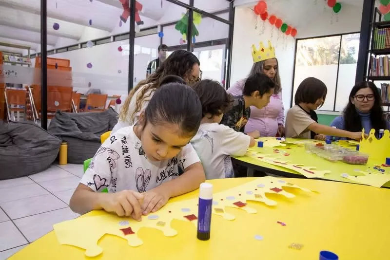 CUENTOS, CORONAS Y ROSCA: NIÑAS Y NIÑOS DISFRUTAN “LA HORA DEL CUENTO” EN LA BIBLIOTECA ROSA MARÍA PERAZA
