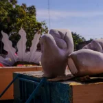 EL CORAZÓN DE UN PATASALADA CRUZA EL OCÉANO: LOS NINOTS LISTOS PARA ELEVAR EL BRILLO DE “ARRIBA LA TAMBORA”