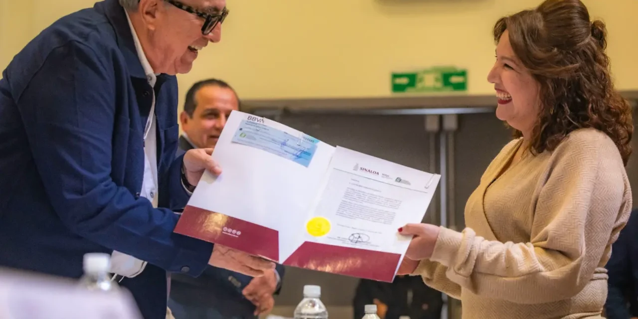 GOBERNADOR ROCHA ENCABEZA ENTREGA DE 57 GRATIFICACIONES POR JUBILACIÓN A PERSONAL DE COBAES