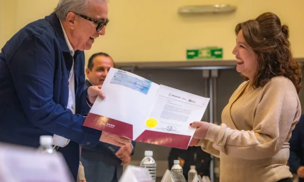 GOBERNADOR ROCHA ENCABEZA ENTREGA DE 57 GRATIFICACIONES POR JUBILACIÓN A PERSONAL DE COBAES