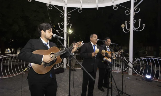 HOMENAJE AL LOBITO EN TARDES DE BOLERO
