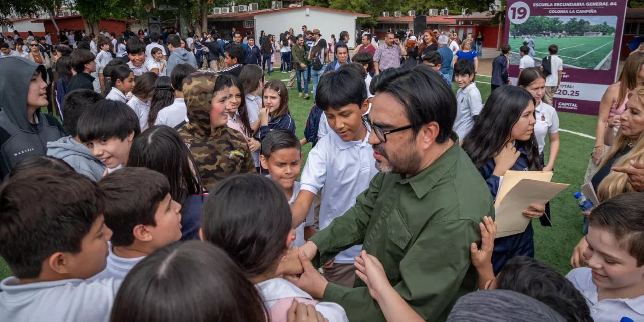 JUAN DE DIOS GÁMEZ ENTREGA CANCHA DE FÚTBOL DE PASTO SINTÉTICO EN LA SECUNDARIA GENERAL NO. 4