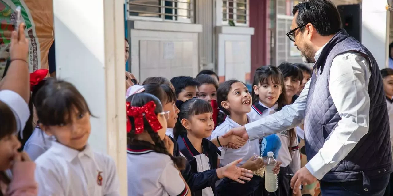 JUAN DE DIOS GÁMEZ ACUERDA RESOLVER NECESIDADES EN UN PLAZO DE UNA SEMANA EN LA ESCUELA PRIMARIA 22 DE DICIEMBRE