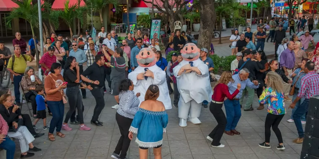 JUEVES DE MÚSICA Y BUEN AMBIENTE EN EL KIOSCO DEL CENTRO