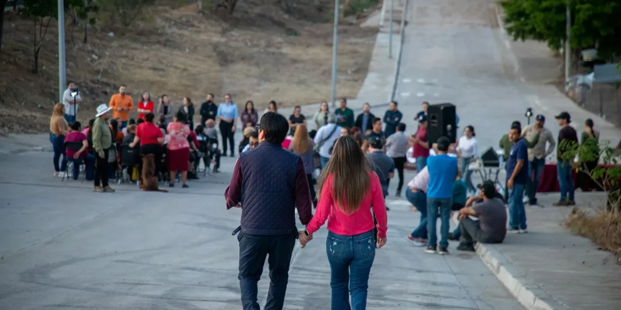 JUAN DE DIOS GÁMEZ ENTREGA PRIMERAS CALLES PAVIMENTADAS EN LA ‘FRANCISCO ALARCÓN’; SON ACCESOS CLAVE A LA COLONIA