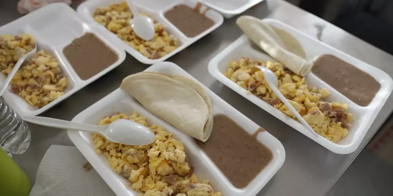 LLEVA DIF SINALOA ALIMENTO CALIENTE A FAMILIAS DE PACIENTES DEL HOSPITAL DEL ISSSTE