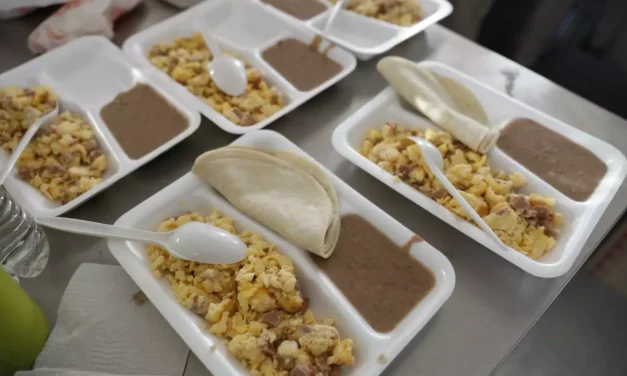 LLEVA DIF SINALOA ALIMENTO CALIENTE A FAMILIAS DE PACIENTES DEL HOSPITAL DEL ISSSTE