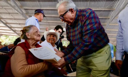 “RECIBAN CON FELICIDAD DOCUMENTOS QUE LES BRINDAN CERTEZA JURÍDICA”; EXPRESA GOBERNADOR ROCHA A FAMILIAS SINALOÍTAS
