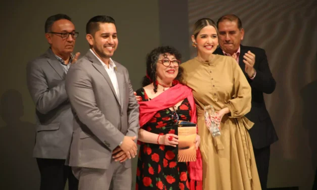 ANA CLAVEL RECIBE EL PREMIO MAZATLÁN DE LITERATURA 2026 EN UNA NOCHE DE ORGULLO SINALOENSE