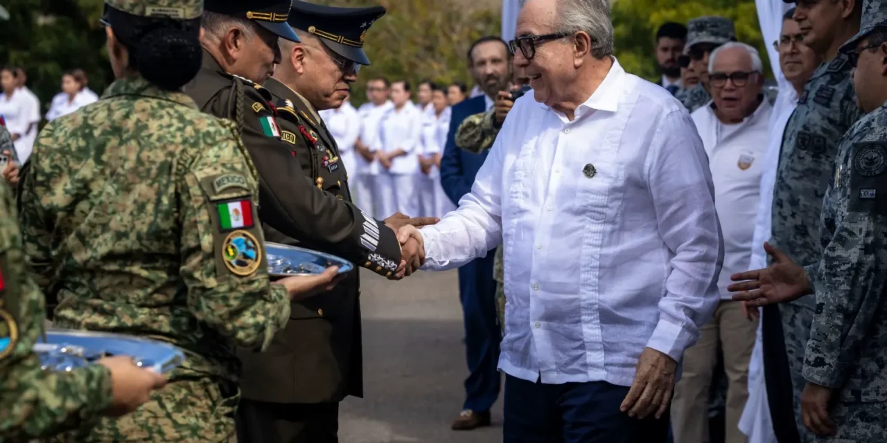 ASISTE EL GOBERNADOR ROCHA MOYA AL CAMBIO DE MANDO EN LA TERCERA REGIÓN MILITAR