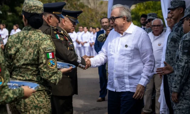 ASISTE EL GOBERNADOR ROCHA MOYA AL CAMBIO DE MANDO EN LA TERCERA REGIÓN MILITAR