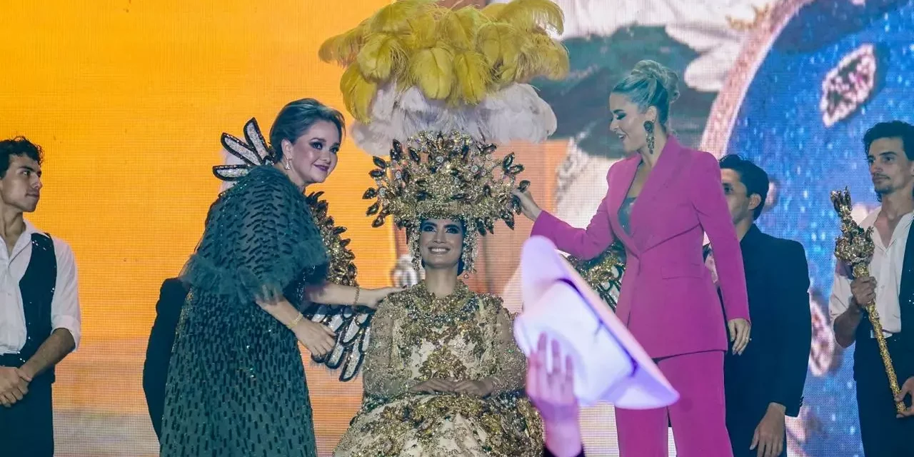 ANAHÍ I, REINA DEL CARNAVAL INTERNACIONAL DE MAZATLÁN RECIBE SUS ATRIBUTOS REALES