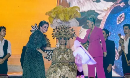 ANAHÍ I, REINA DEL CARNAVAL INTERNACIONAL DE MAZATLÁN RECIBE SUS ATRIBUTOS REALES