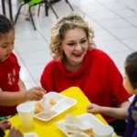 CON UN ENFOQUE HUMANISTA