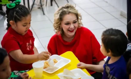 CON UN ENFOQUE HUMANISTA