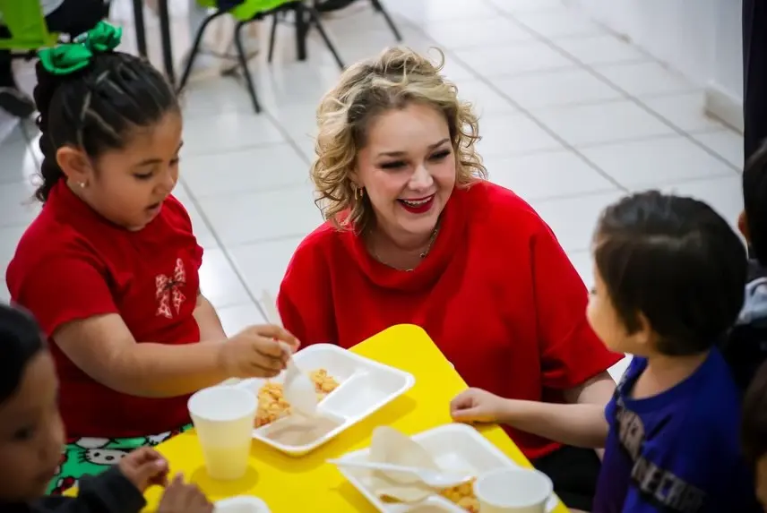 CON UN ENFOQUE HUMANISTA