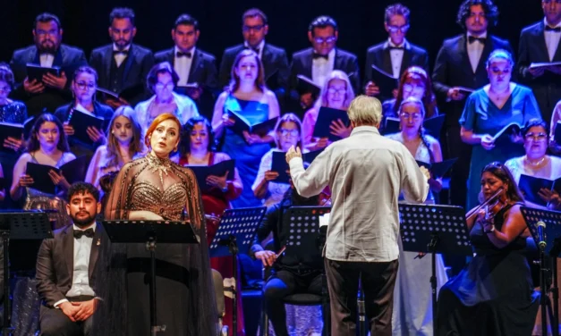 GORDON CAMPBELL REAFIRMA LA DIMENSIÓN ESPIRITUAL DEL CANTO CORAL EN EL TEATRO ÁNGELA PERALTA