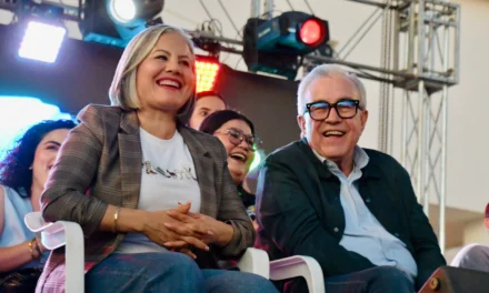 GOBERNADOR ROCHA ACOMPAÑA A MÁS DE 120 MIL PERSONAS AL DESFILE EN EL CARNAVAL GUAMÚCHIL 2026