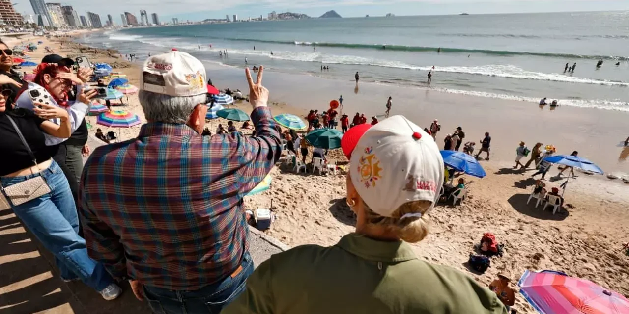 GOBERNADOR ROCHA MOYA DA LA BIENVENIDA A TURISTAS QUE DISFRUTAN DEL CARNAVAL INTERNACIONAL DE MAZATLÁN
