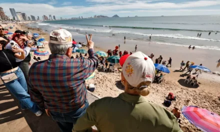 GOBERNADOR ROCHA MOYA DA LA BIENVENIDA A TURISTAS QUE DISFRUTAN DEL CARNAVAL INTERNACIONAL DE MAZATLÁN