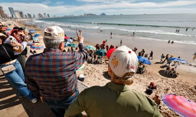 GOBERNADOR ROCHA MOYA DA LA BIENVENIDA A TURISTAS QUE DISFRUTAN DEL CARNAVAL INTERNACIONAL DE MAZATLÁN