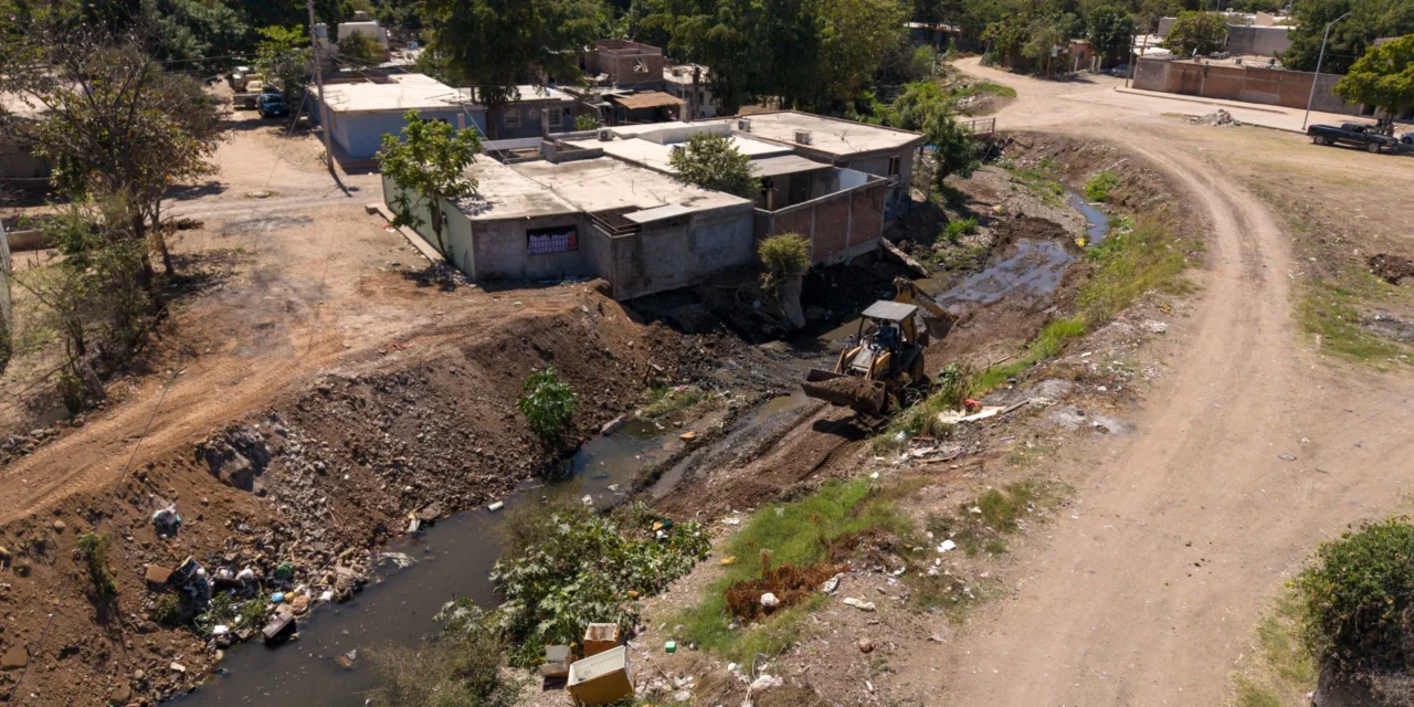 MANTIENEN ACTIVO PROGRAMA DE LIMPIEZA Y DESAZOLVE DE ARROYOS PLUVIALES EN EL MUNICIPIO